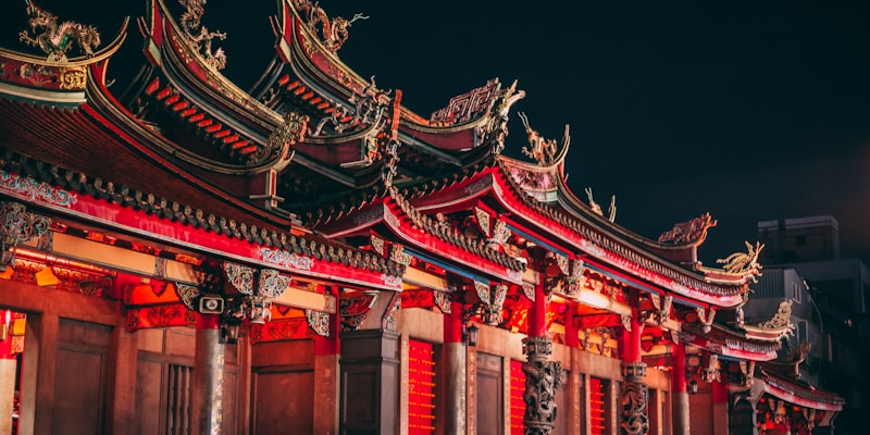 亚洲城市夜景，霓虹灯下人们使用手机参与365速发彩票的欢乐场景