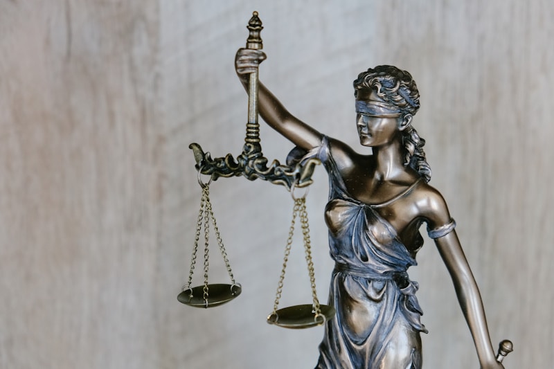 国际互联网安全与合规研讨会现场，专家正在讨论行业标准
